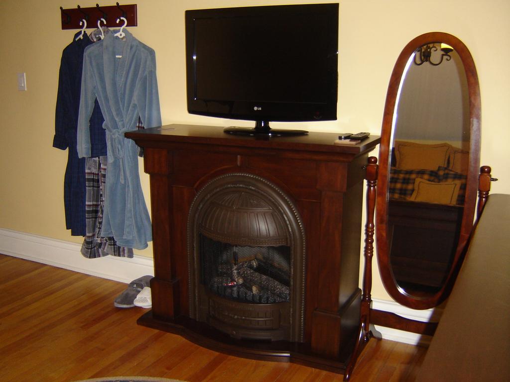 Talwood Manor B&B Port Colborne Room photo