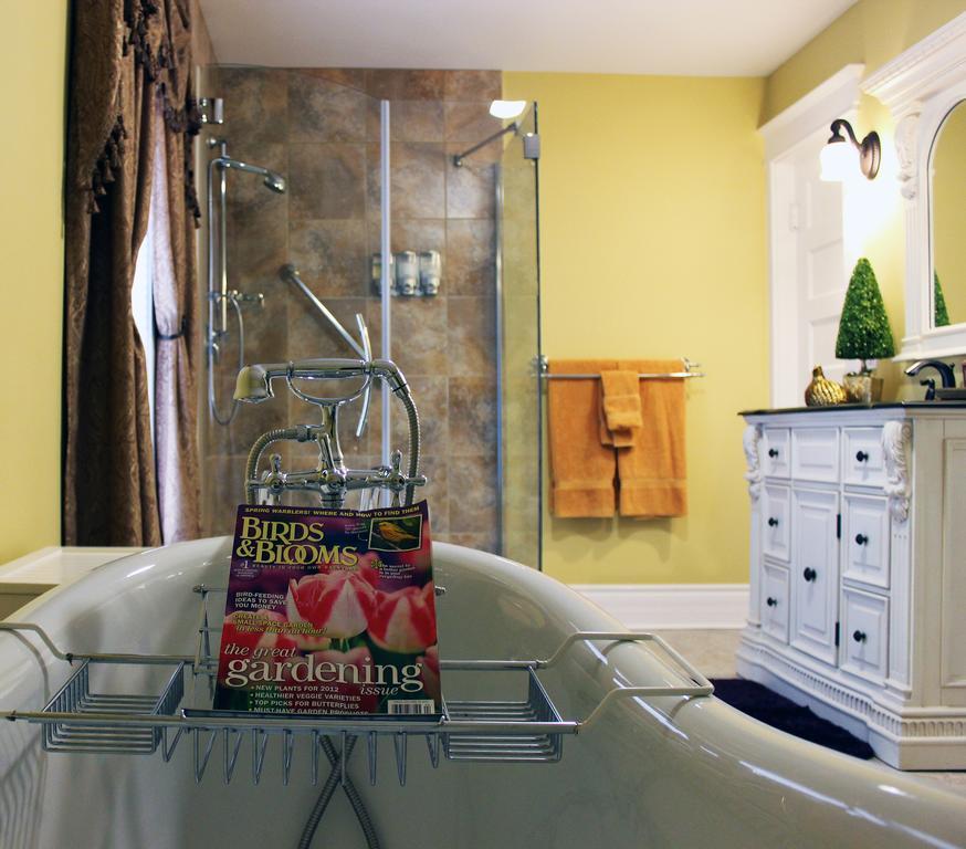Talwood Manor B&B Port Colborne Room photo
