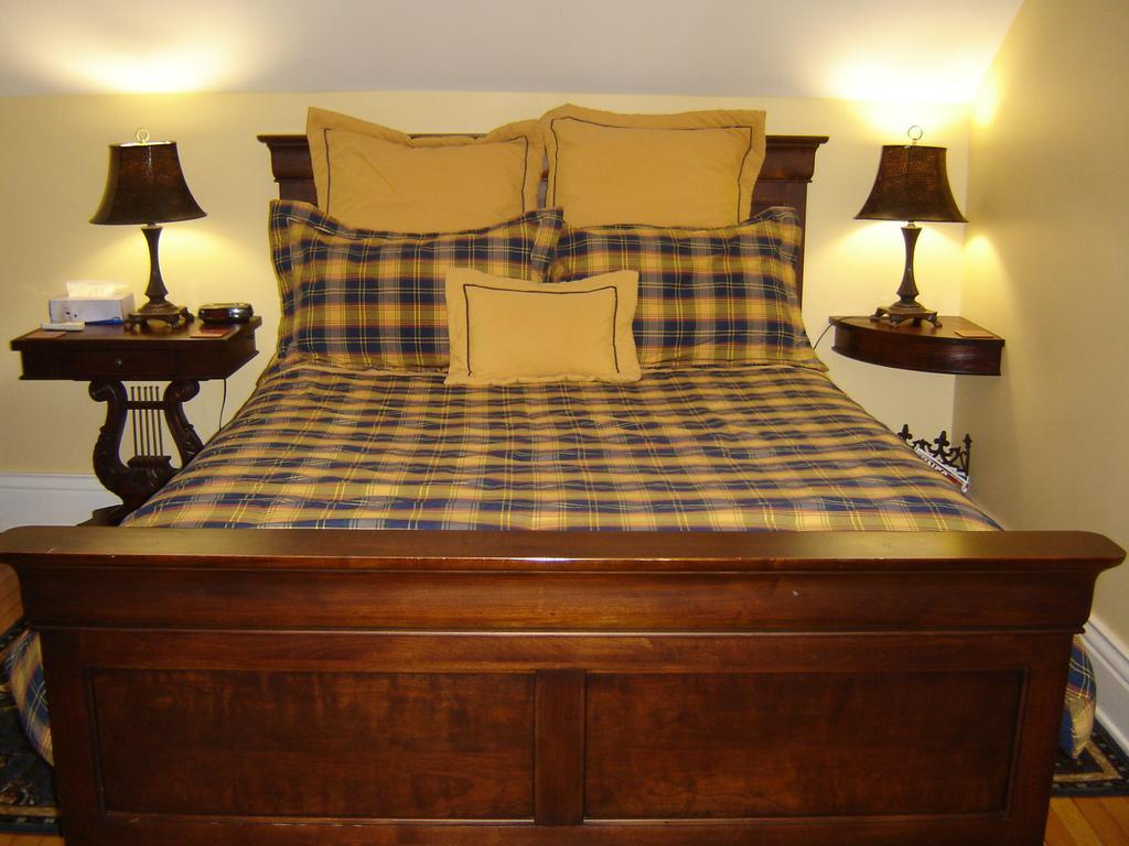 Talwood Manor B&B Port Colborne Room photo